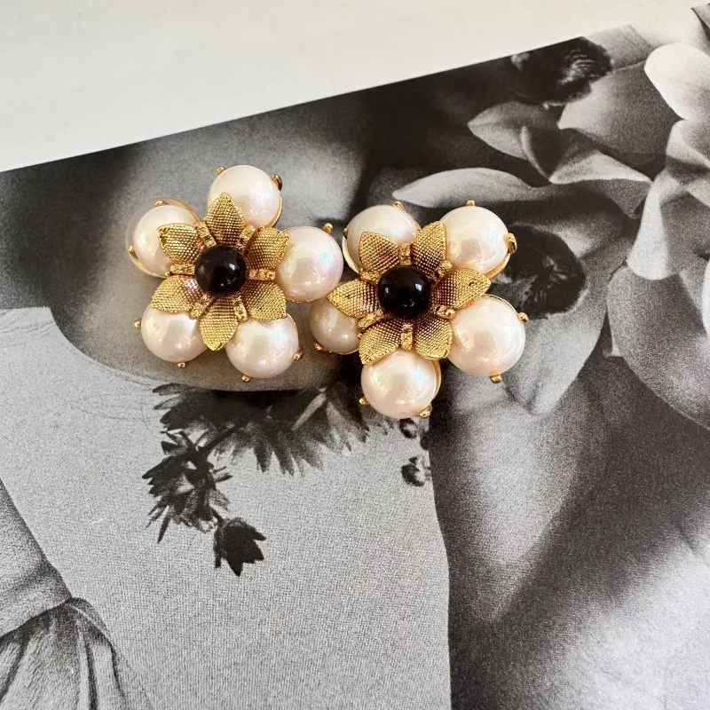 VKVVA Fashion Jewelry Vintage White stud earrings Edelweiss Iridescent Pearl Flower earrings clip for Women Birthday Gifts