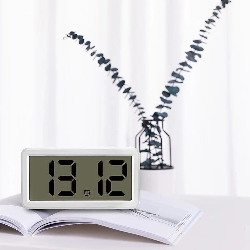 Battery Powered Digital Alarm Clock Time Date Display Snooze Table Clock 12/24H Wall-mounted LCD Clock With CR2032 Battery