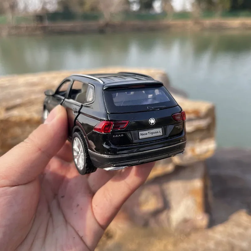 1:32 Scale Diecast Metal Toy Car Model TIGUAN L High Imitation Pull Back Sound; Light Educational Collection Gifts 6 Doors Open