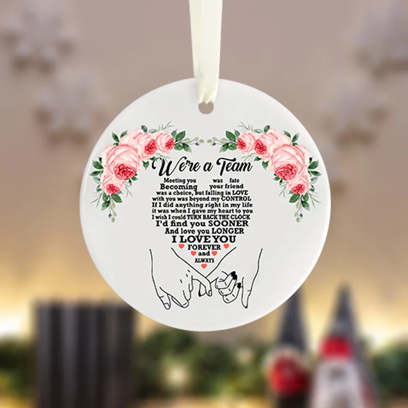 Un singolo ornamento in ceramica con le parole "Siamo una squadra", abbellimenti da parete in stile tradizionale, ideali per regali natalizi.