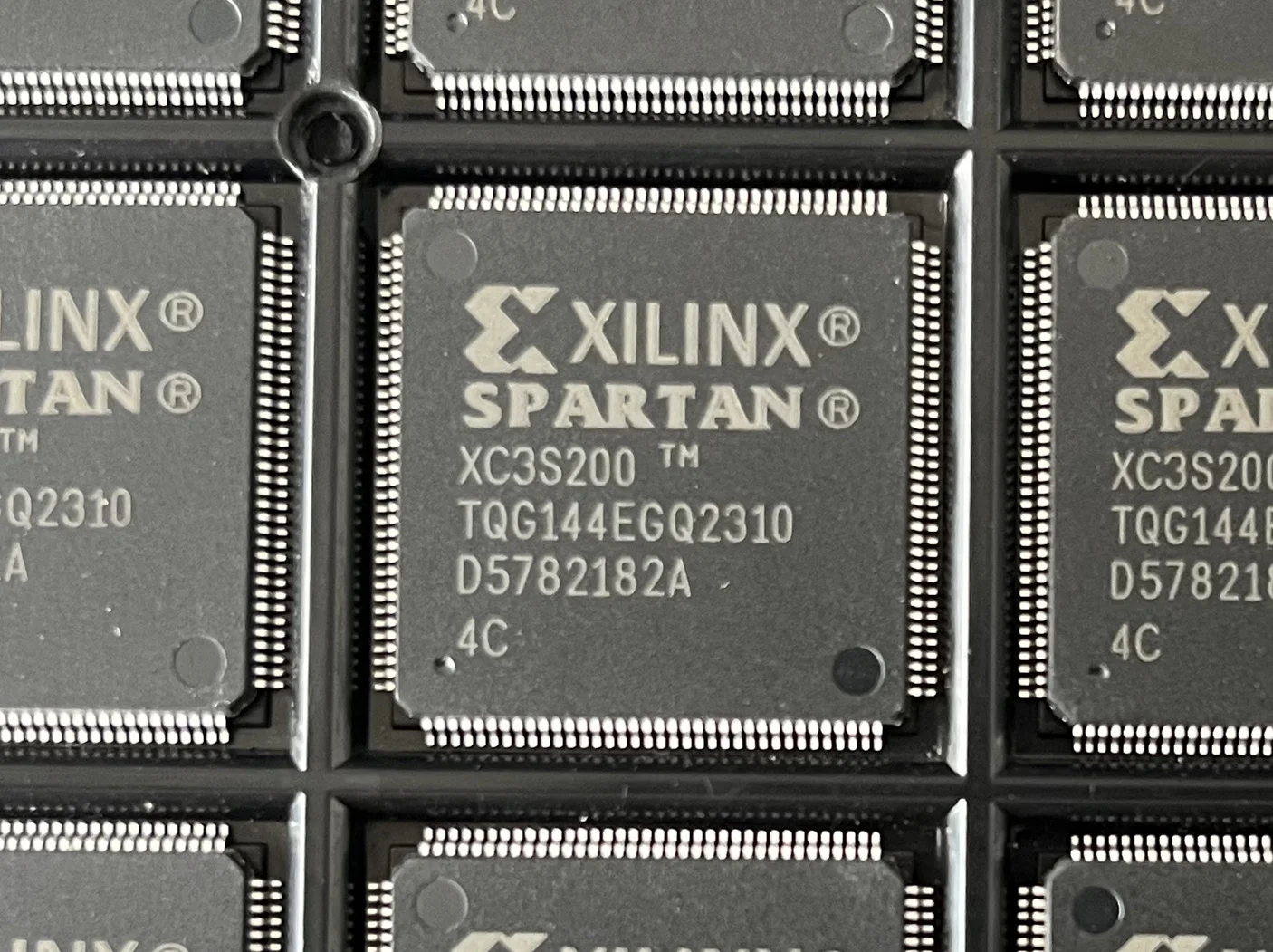 1~10pcs/lot XC3S200-4TQG144C XC3S200-4TQG144I QFP-144 100% Brand New Original