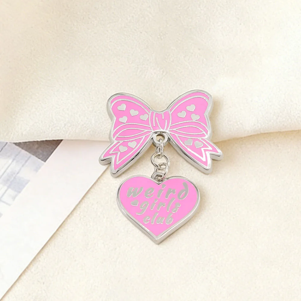 Rosa Schleifenbrosche Weird Girls Club Herzanhänger Abzeichen Kleidung Tasche Anstecknadel Accessoires Niedliche Einzigartige Geschenke – Detail 12