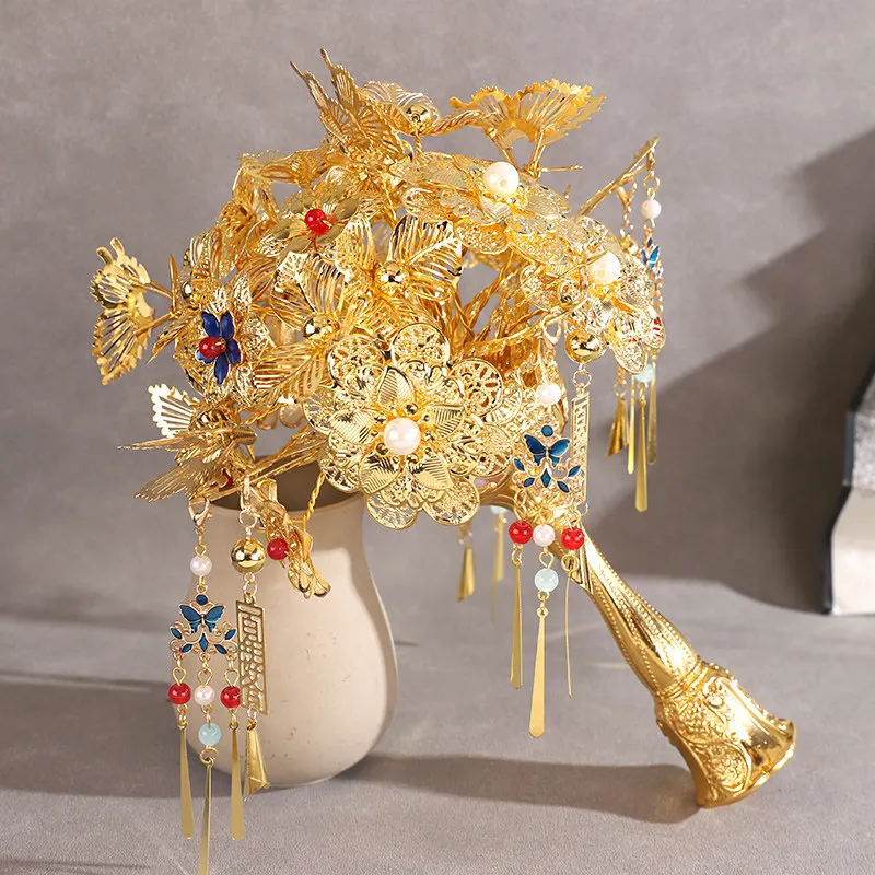 chinese-style-handheld-bouquet-luxury-golden-butterfly-loving-flower-heavy-work-for-wedding-bride-show