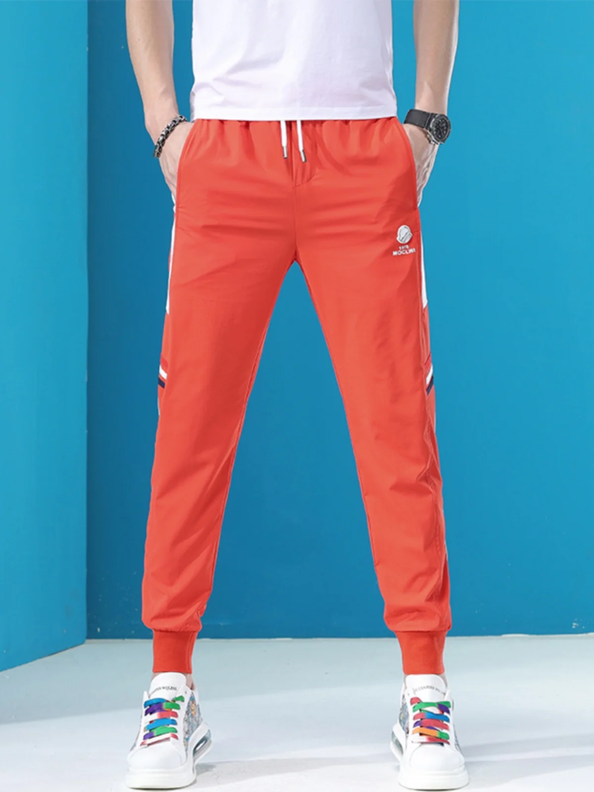 

Красные мужские повседневные брюки: летние, легкие, быстросохнущие, дышащие, из ледяного шелка, облегающие, модные, молодежные, стильные