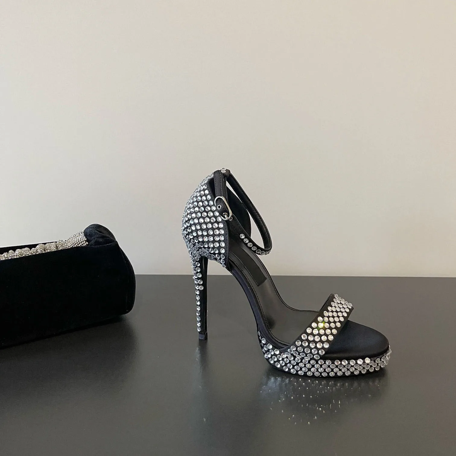 

Женские блестящие атласные босоножки на платформе с каблуком-шпилькой и стразами, с ремешком на щиколотке, модные элегантные туфли для вечеринок, свадеб и торжественных мероприятий