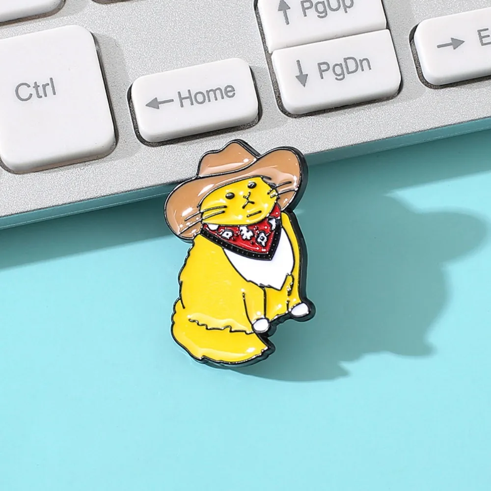 Śliczne Kawaii kowbojskie koty emaliowane szpilki Cartoon metalowe przypinki na klapę kotek biżuteria dla zwierząt przyjaciele dla dzieci