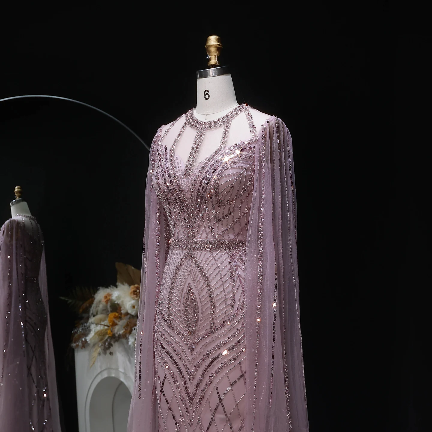 Sharon Said Luxuriöses Rosa O-Ausschnitt Etuikleid mit Cape-Ärmeln, Paillettenbesetztes Abendkleid für Damen SS126 Maßanfertigung – Detail 7