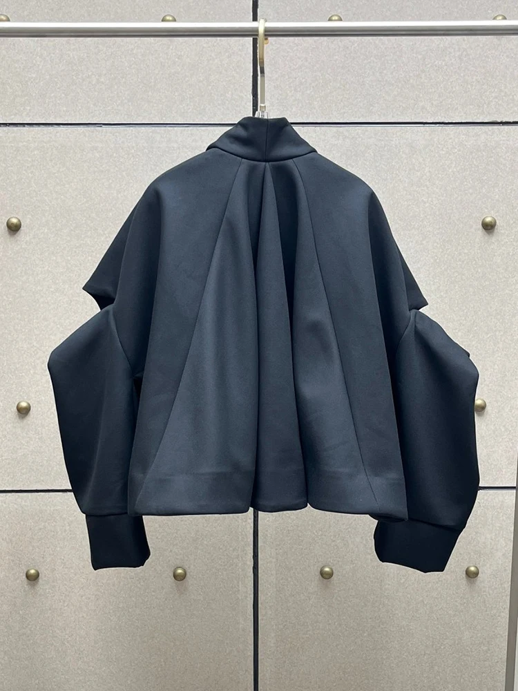 Jacket with a geometric silhouette—a stylish, sophisticated women's jacket featuring wide sleeves for Autumn/Winter 2026.