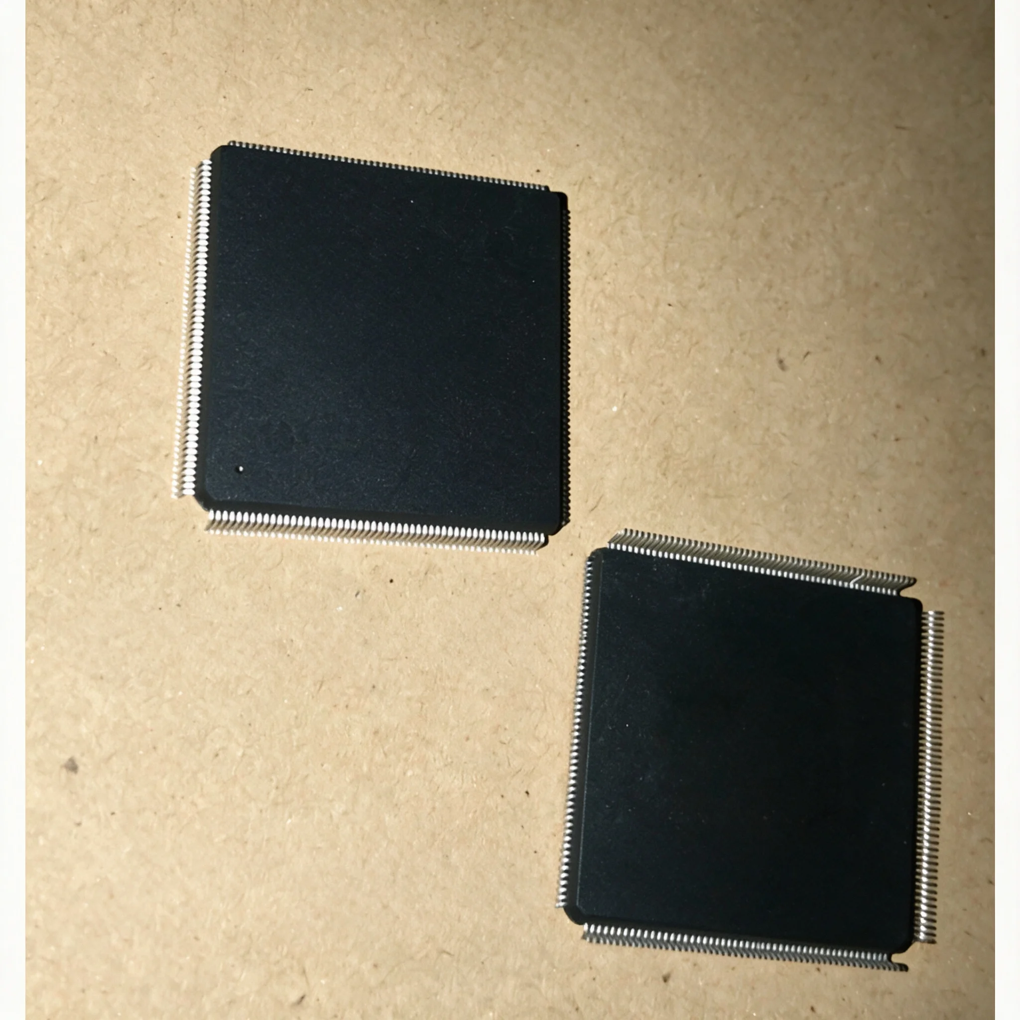 5piece XC3S400-4PQG208C XC3S400 QFP208 XC3S400-4TQG144C QFP144