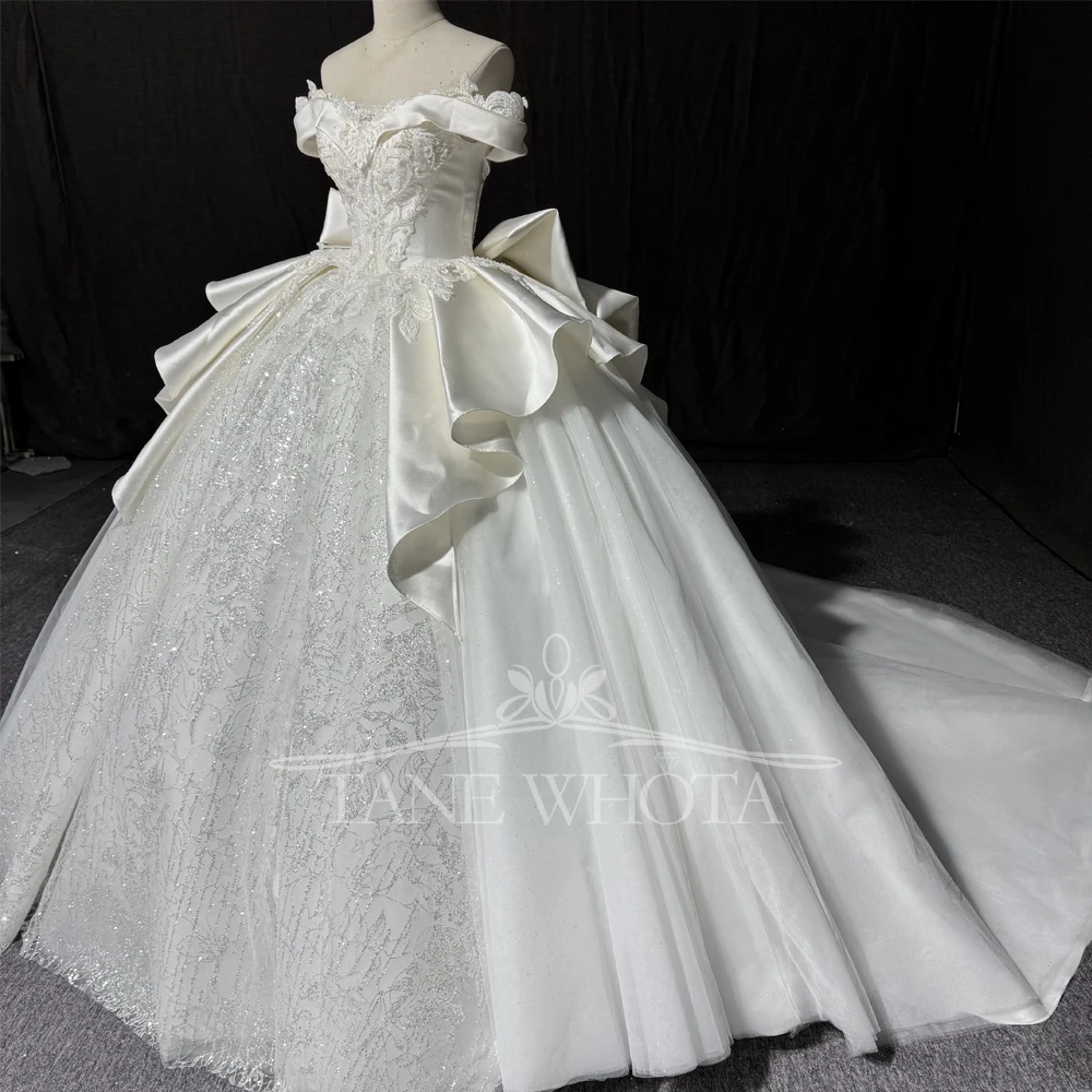 Robe de mariée civile, épaules dénudées, paillettes, perles, dos à lacets, broderie personnalisée, détail de nœud