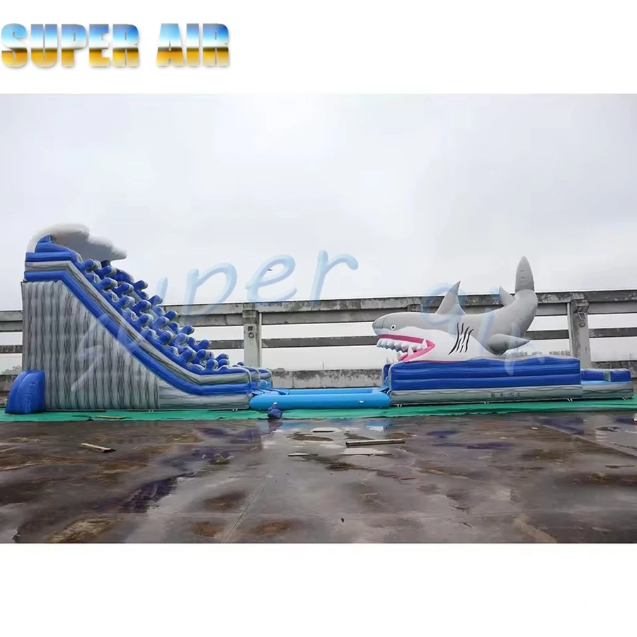 Commerciële op maat gemaakte opblaasbare glijbaan voor waterpark met haaienmodeldecoratie voor beurs