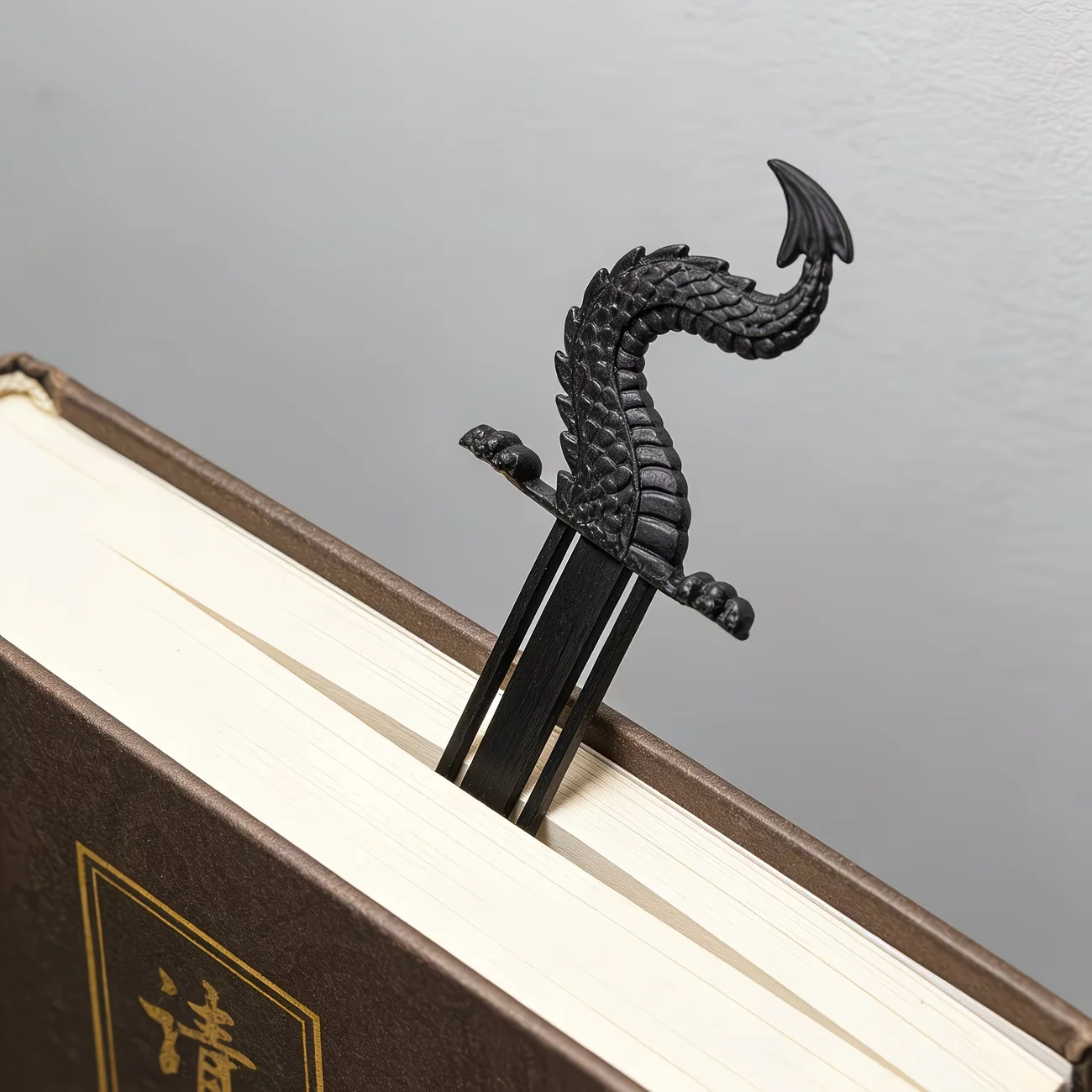 Dragon Tail Sword-Shaped Bookmark Creative Vintage Dragon Scale Designa Page Marker, a Decorative Piece for Your Study Desk