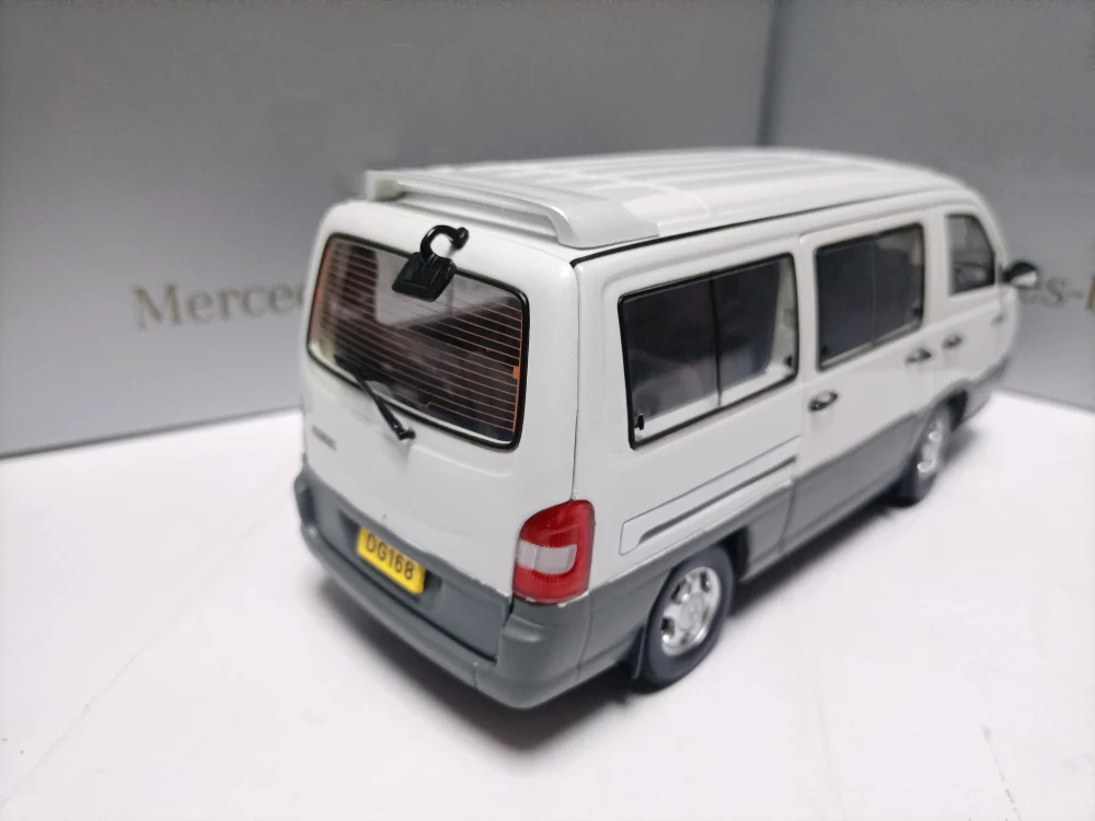 1:24 Scale Diecast Alloy MB100 Business Nanny Van Car Model Classic Nostalgia Adult Collection Toys Souvenir Gift Static Display