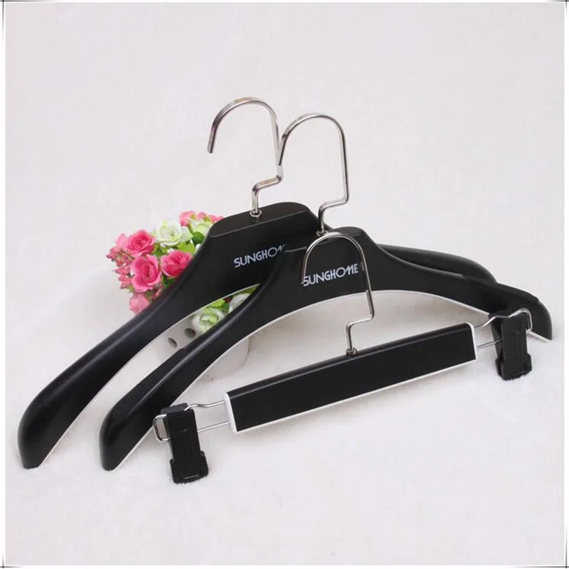 

Luxury Wide Shoulder Plastic Suit Hanger for Man, Clothes/Trousers hanger With Square Hook (8 Pieces/ Lot)