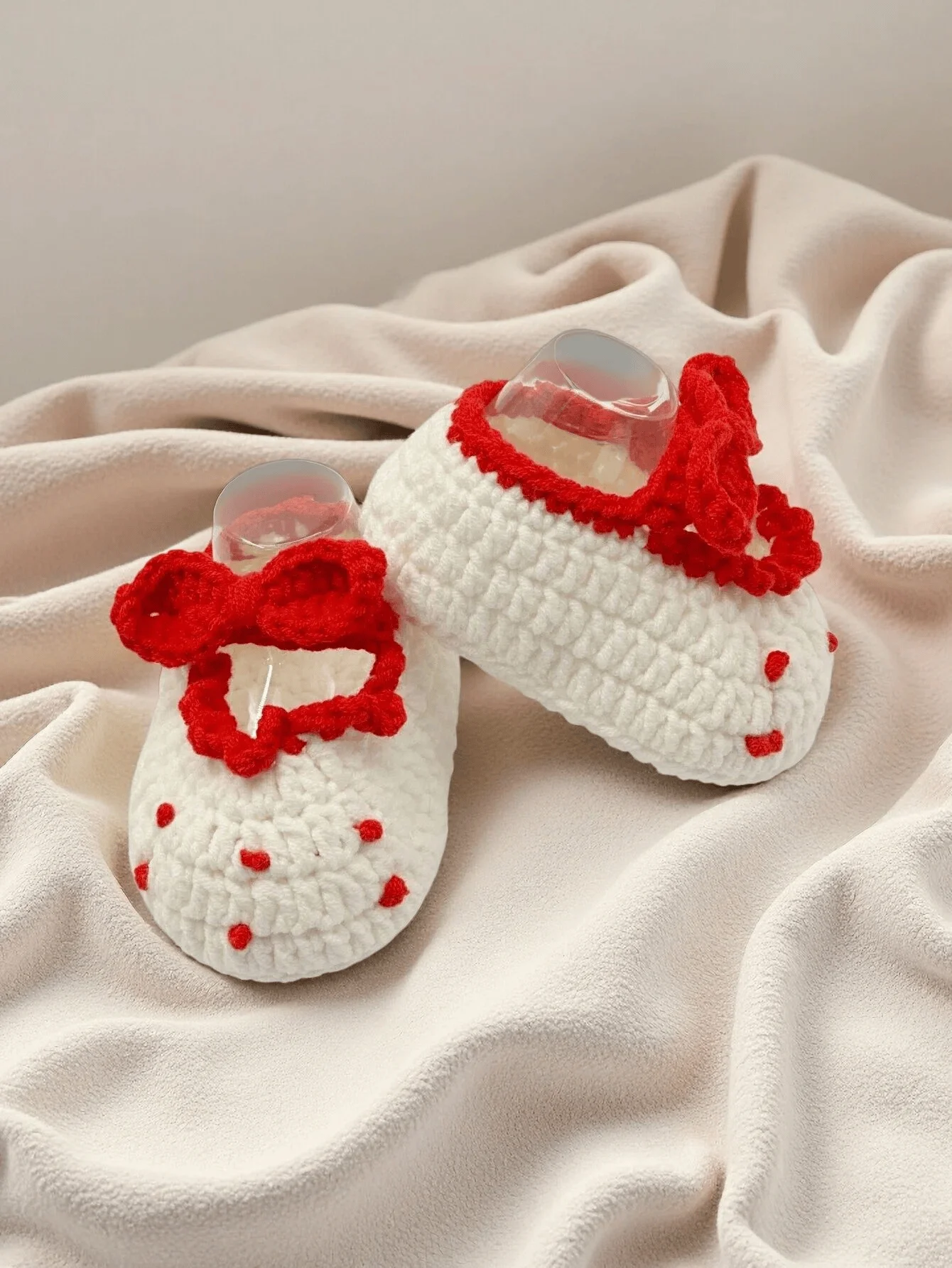 1 Paar handgefertigte gehäkelte Babyschuhe für Mädchen, weiß mit roter Schleife und Punkten, gestrickte Säuglingsschuhe – Detail 6