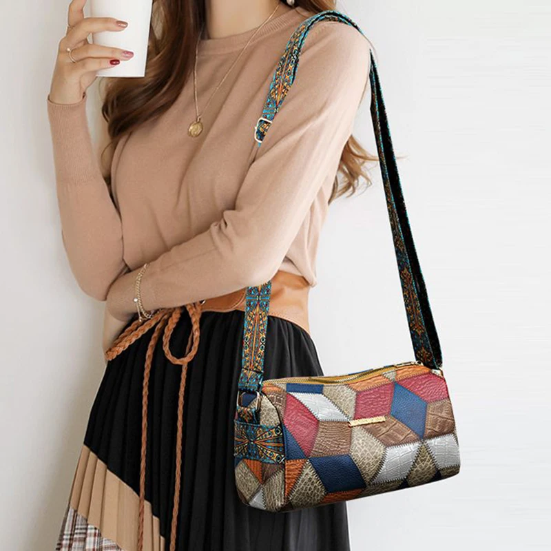 يتميز تصميم حزام الكتف لهذا حقيبة كروس مستطيلة ذات لون محايد على طراز عرقي مميز. #5