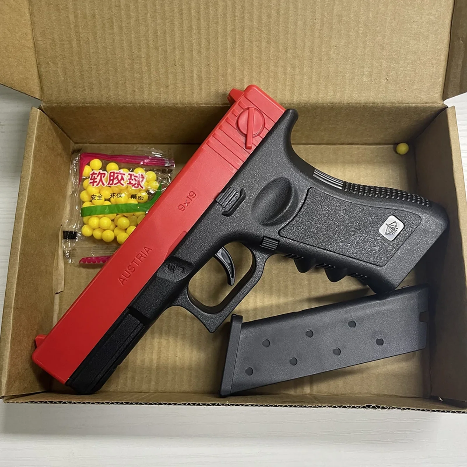 Pistola ad aria compressa morbida di alta qualità Manuale G17 Glock Pistola giocattolo Rivista inferiore Laser Sport all'aria aperta CS Gioco Armi Regalo per bambini