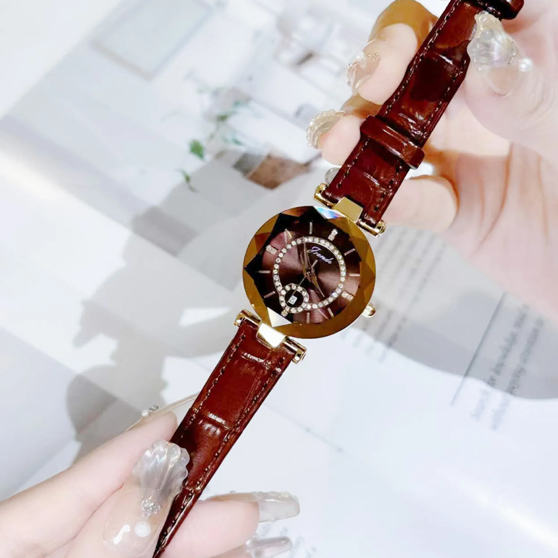 Vintage-Style Women's Round Watch: Compact, Sophisticated, Luxurious, Creative Leather Casual Water-Resistant Quartz Wristwatch