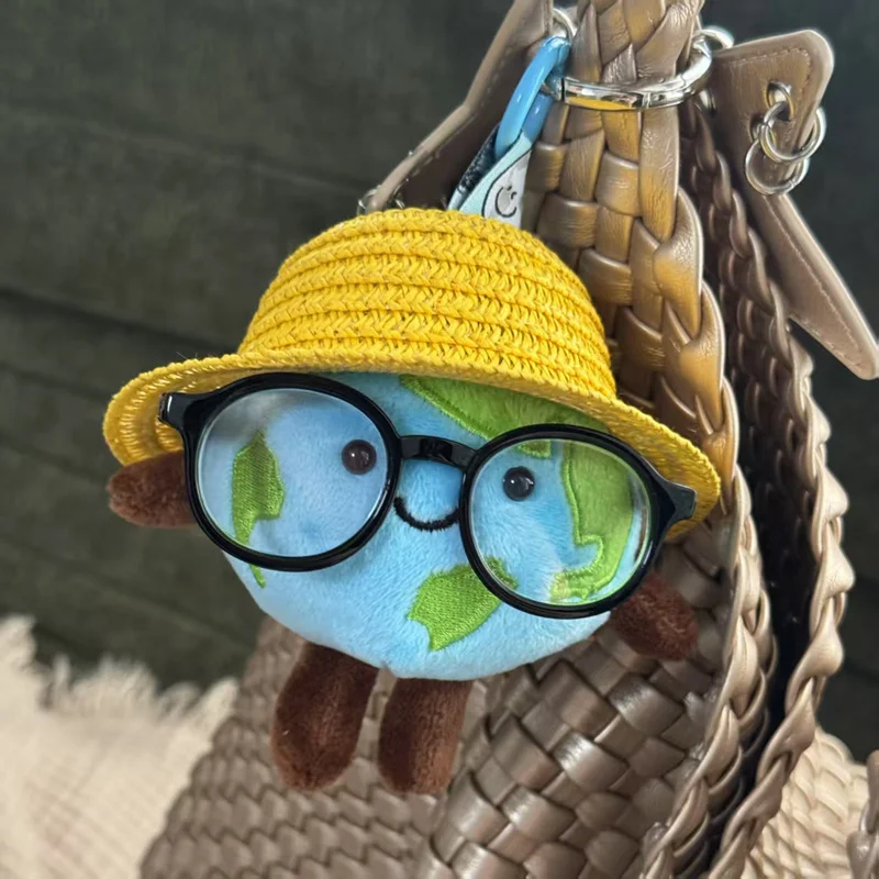 ตุ๊กตาโลกการ์ตูนน่ารักขนาด 10 ซม. จี้ตุ๊กตาโลกตัวเล็กพร้อมหมวกแว่นตา พวงกุญแจตุ๊กตาโลก ตุ๊กตาโลกนุ่มๆ ของตกแต่งกระเป๋าเป้