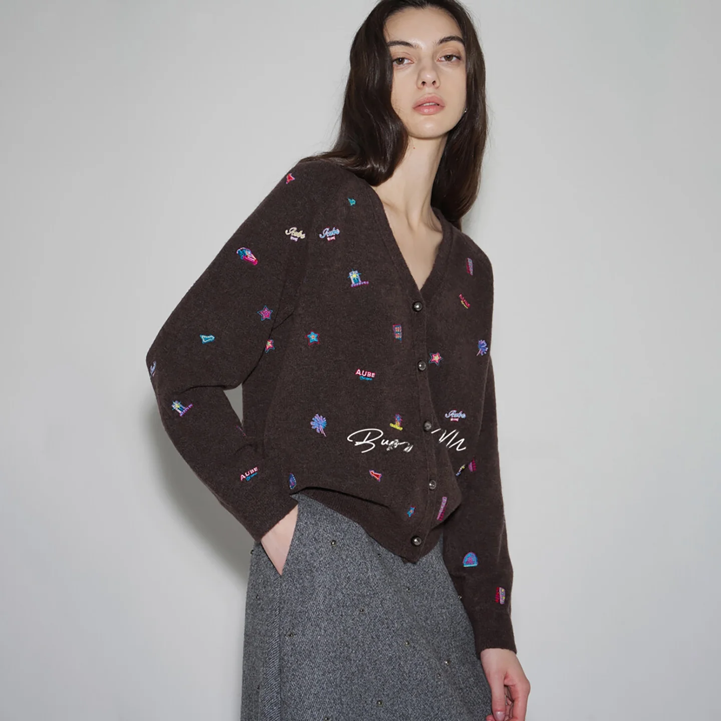 

Мягкий шерстяной вязаный кардиган V-Ne с вышивкой букв для поездок на работу, универсальный корейский женский длинный свитер обычного кроя Sve