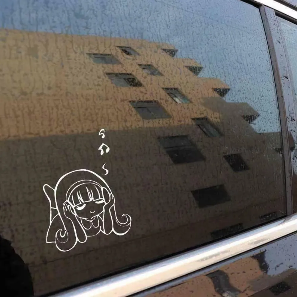 فتاة صغيرة لطيفة ترتدي سماعات الرأس تستمع إلى تصميم الموسيقى وتزيين مصد نافذة السيارة وملصق فينيل #2