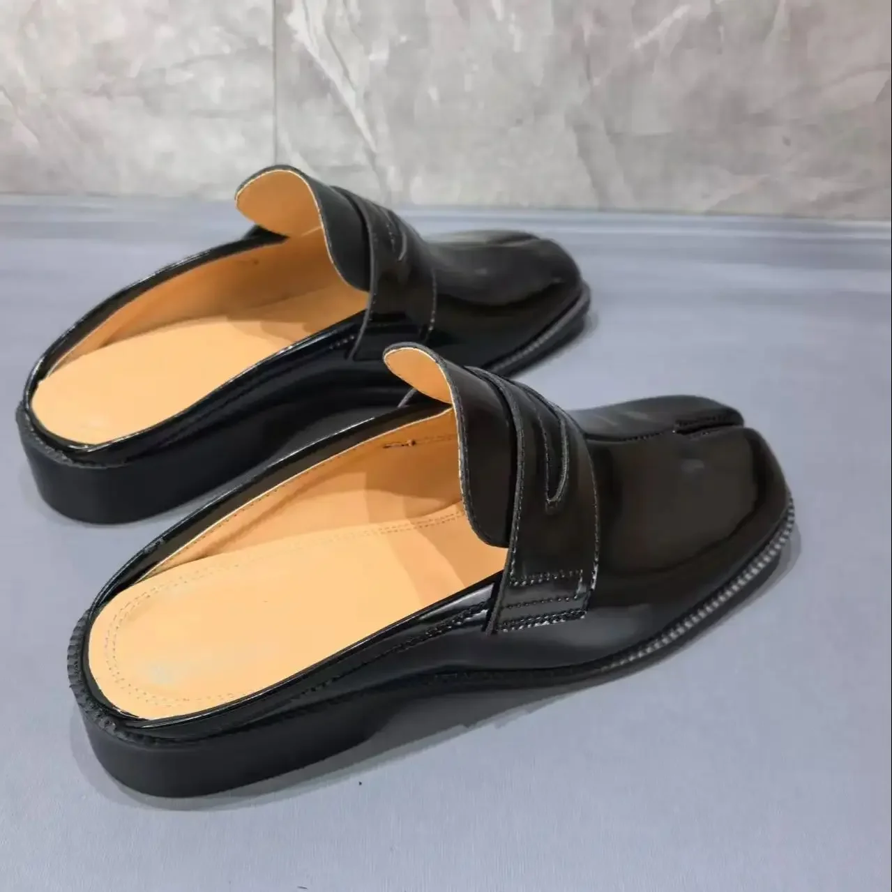 انقسام تو تابي شبشب رجالي الخياطة الأسود براءات الصنادل الجلدية الذكور Slingback الانزلاق على أحذية رجل منخفضة الكعب الصيف عادية 2025