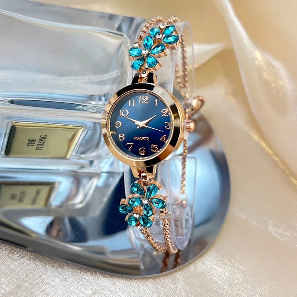 

Элегантные женские кварцевые часы с синим цветочным ремешком, украшенным стразами, и циферблатом с арабскими цифрами.