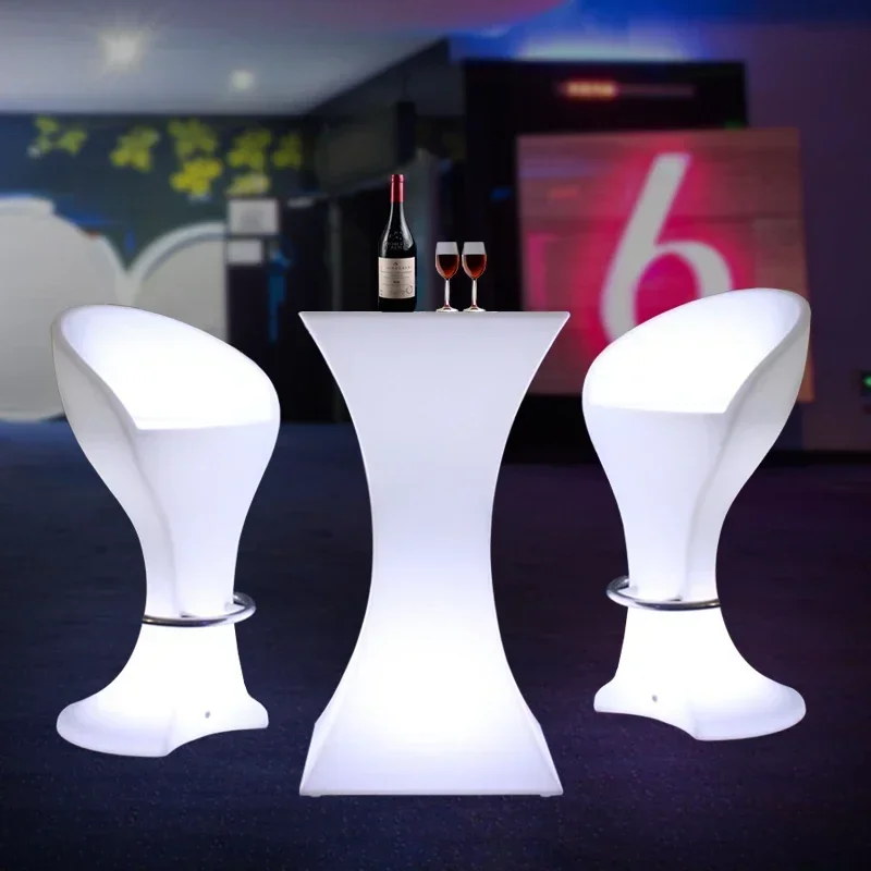 Mesa de pé alto para entretenimento luminoso Qingba ao ar livre Vendas diretas Mesa de bar LED, banqueta, mesa e cadeira