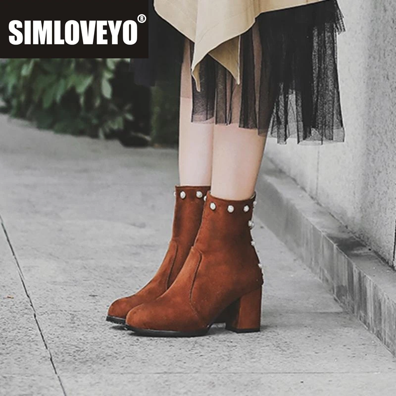 

SIMLOVEYO Женские сапоги до середины икры с круглым носком из флока, 7 см, на массивном каблуке с жемчугом, большой размер 33, 44, 46, 48, женская обувь, повседневная замша