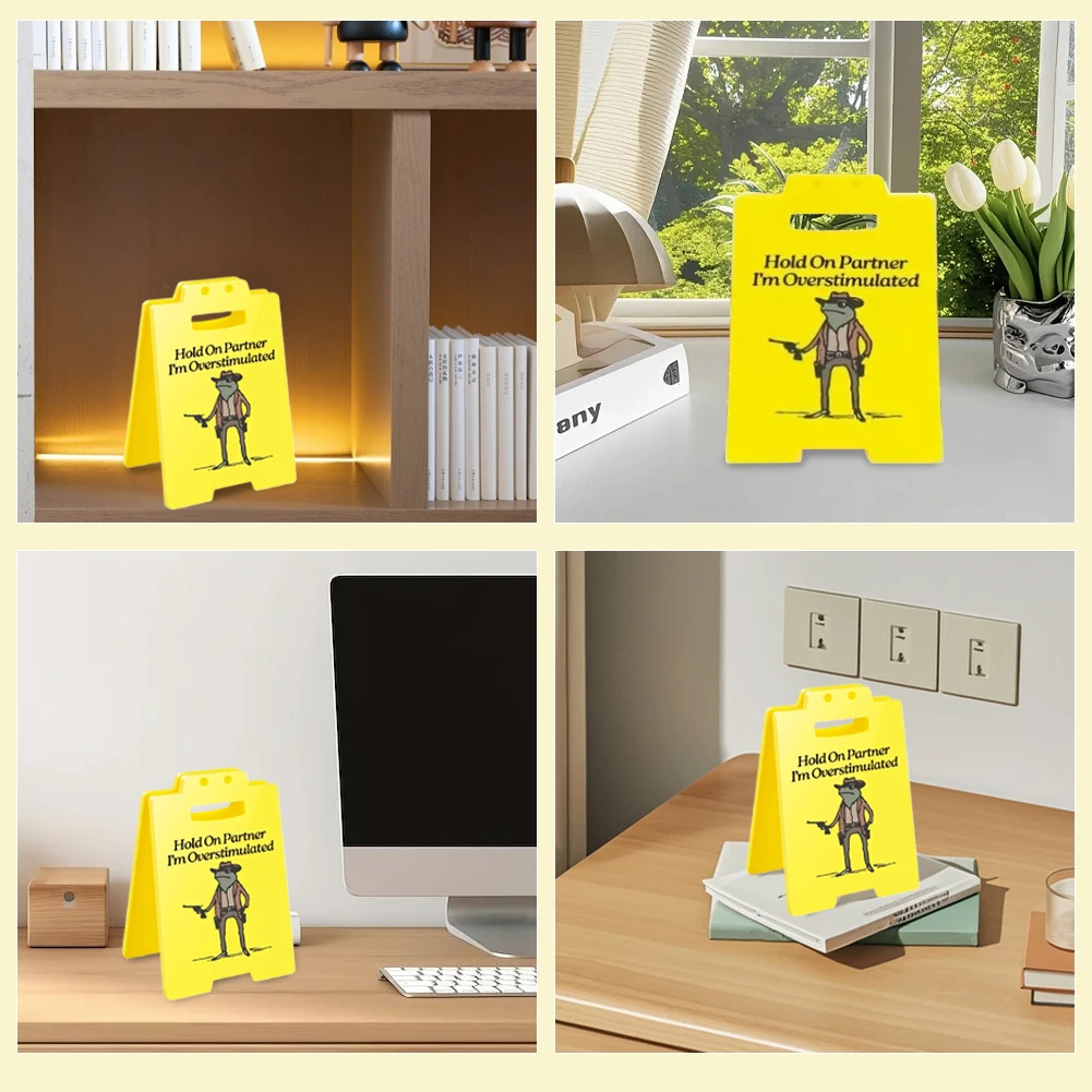 Hold On Partner I'm Overstimulated 面白いデスクサイン デスク装飾 オフィスデスクサイン オフィス装飾 オフィス用