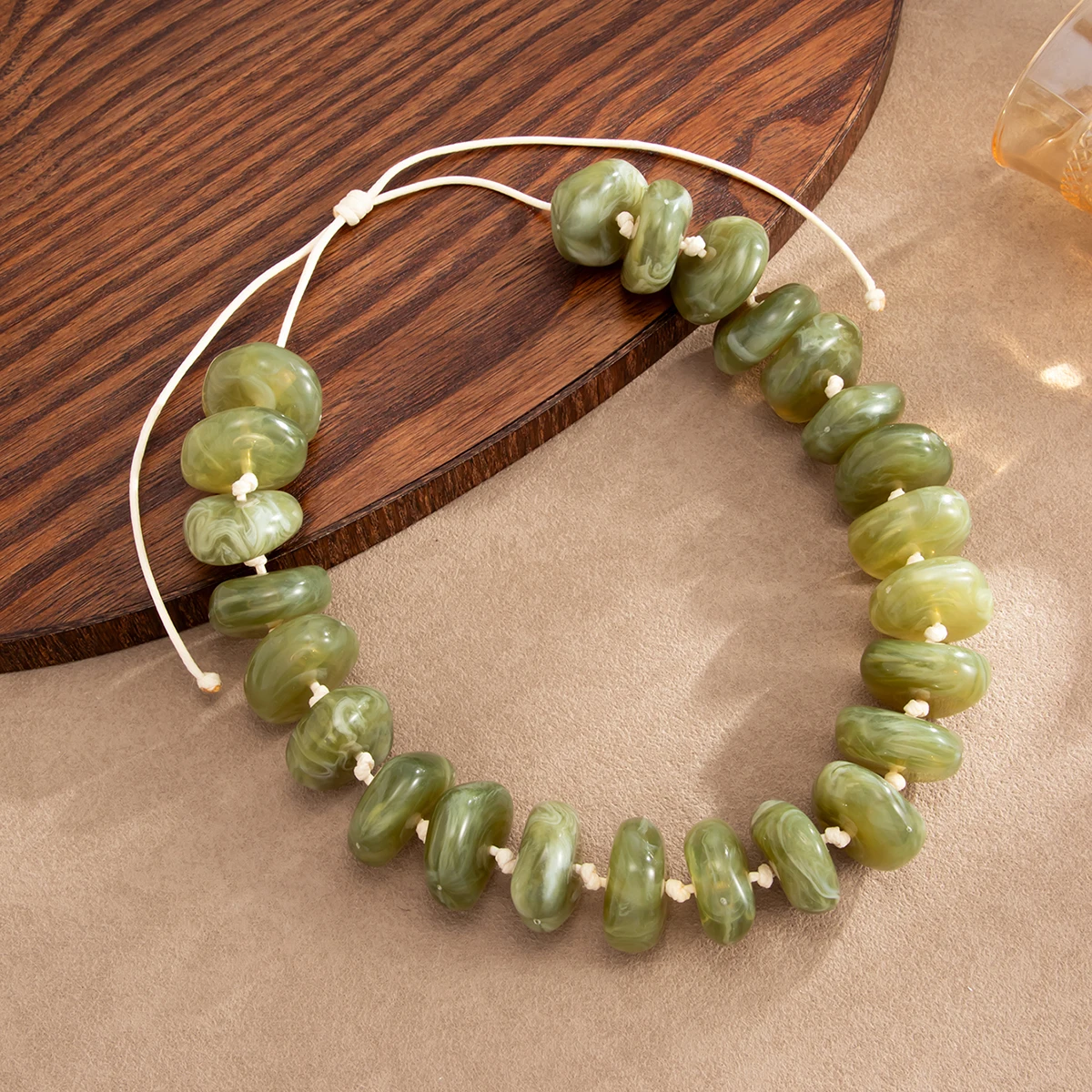 Ingemark 12 Farben Personalisierte Chunky Acryl-Perlen-Choker-Halskette für Frauen Boho Verstellbare Leder-Wachsseil-Kettenhalskette – Detail 7