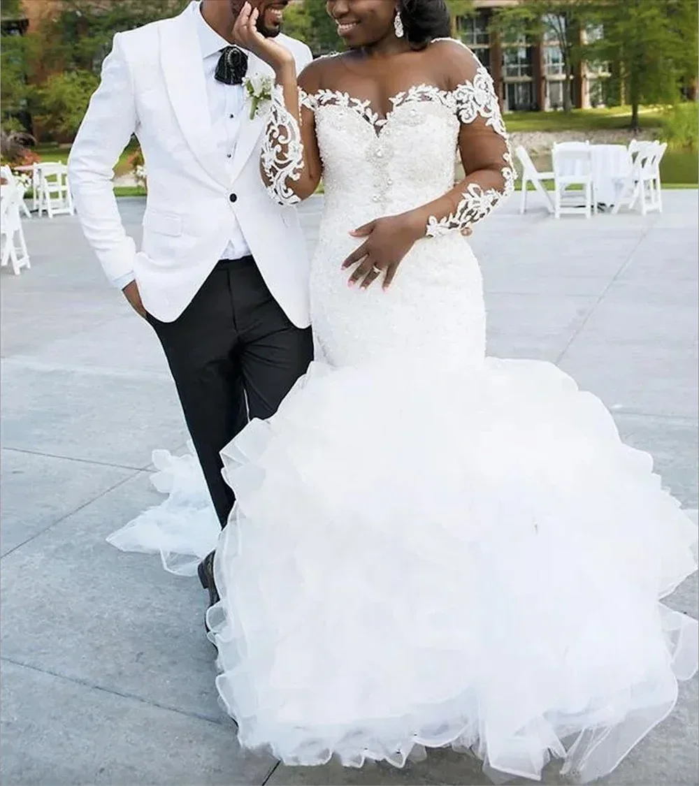 Maßgeschneiderte Brautkleider in Übergröße mit langen Ärmeln, Meerjungfrau-Brautkleid, Applikation, Spitze, Perlen, transparenter Ausschnitt, Rüschen, Sweep-Zug, V