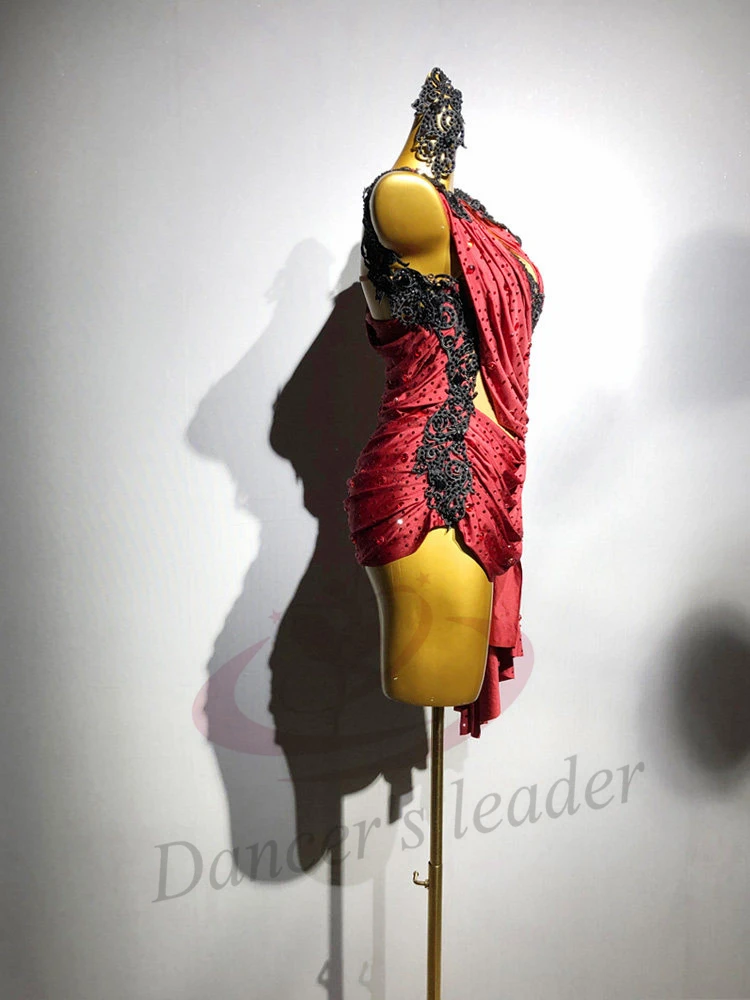 Tancerze latynoamerykańscy, dorosłych i dzieci, ekskluzywna, szyta na miarę czerwona sukienka z haftowanymi kwiatami, sukienka do tańca tango i samby z kamieniami AB na występy.