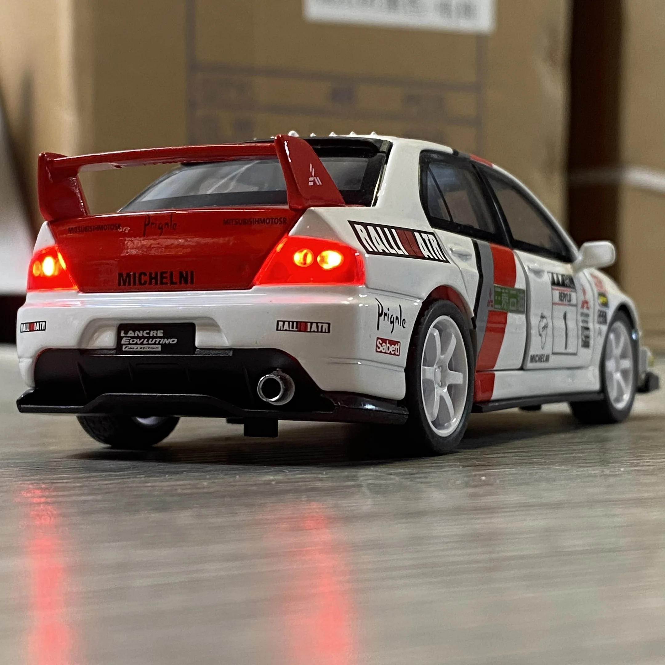 JDM 1:32 Mitsubishi Lancer Evolution EVO versión con revestimiento de petróleo aleación modelo fundido a presión simulación coche deportivo juguete para regalo para un amigo