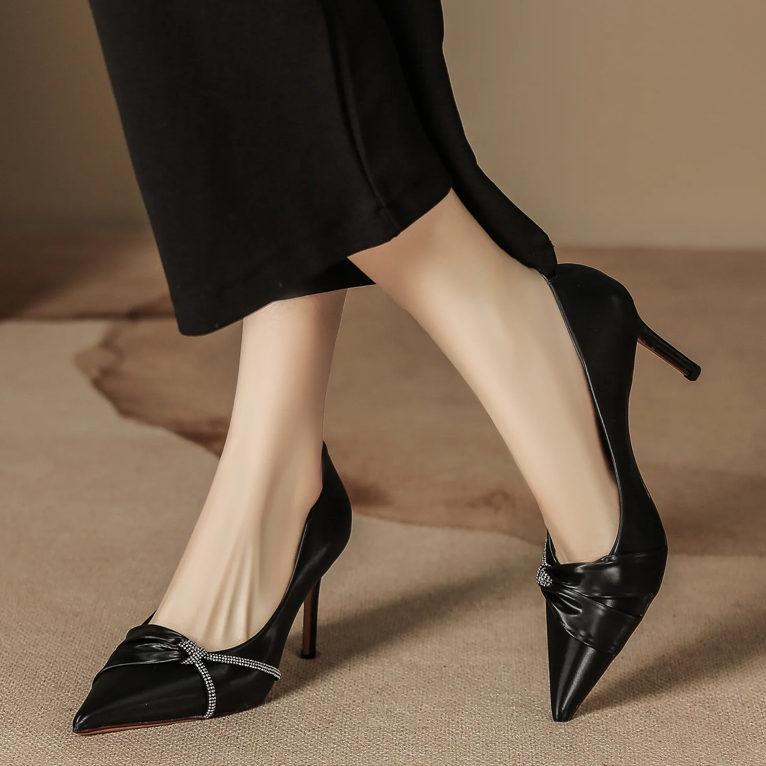 

Изысканные туфли на высоком каблуке с острым носком и тонким узором, вдохновленные дизайном классических туфель, для банкетов и свадеб