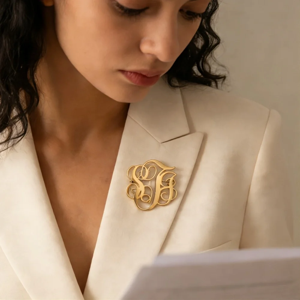 Custom Cursive Monogram Brooch Personalized Stainless Steel Lapel Pin Engraved Initial Badge Vintage Women Blazer Suit Jewelry