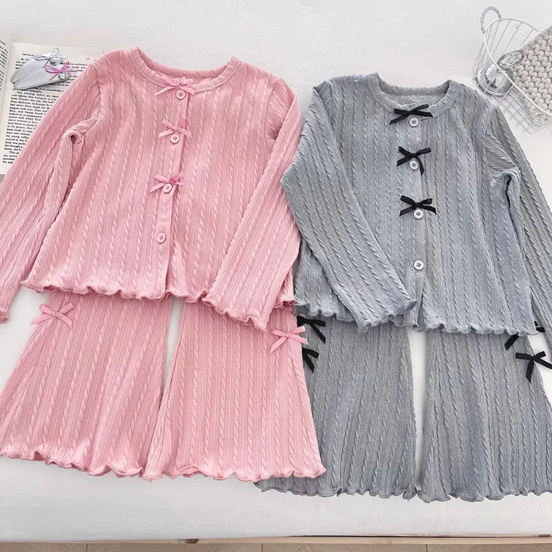 

Комплект для девочек, осень-весна 2023, корейский стиль, модный милый повседневный кардиган с бантом и длинными рукавами, брюки-клеш, комплект из двух предметов