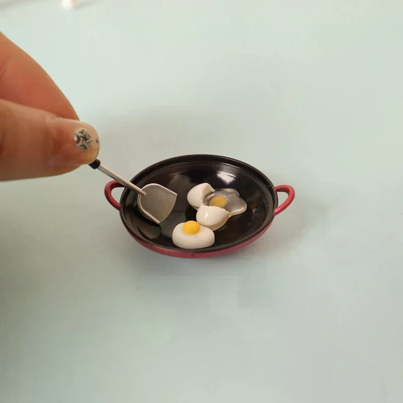 Zestaw symulacyjny do domku dla lalek 1:12: szpatułka, patelnia, akcesoria kuchenne do domku dla lalek, miniaturowe naczynia kuchenne, zabawki spożywcze do domku dla lalek.