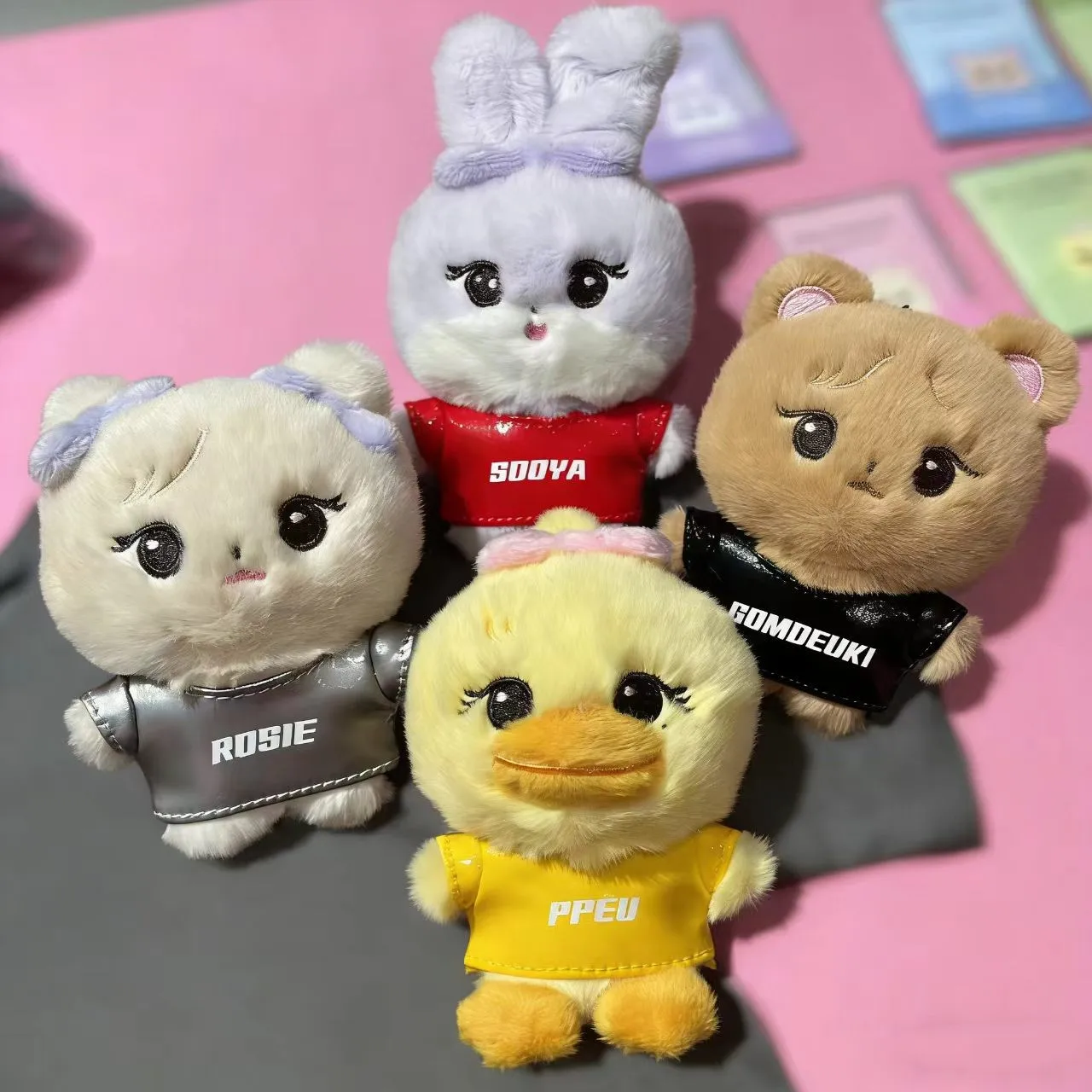 Kpop Idol Niedlicher Plüsch-Schlüsselanhänger Kawaii Cartoon Taschenanhänger Fan-Geschenk für Frauen Mädchen Geburtstag Sammlerstück Accessoires