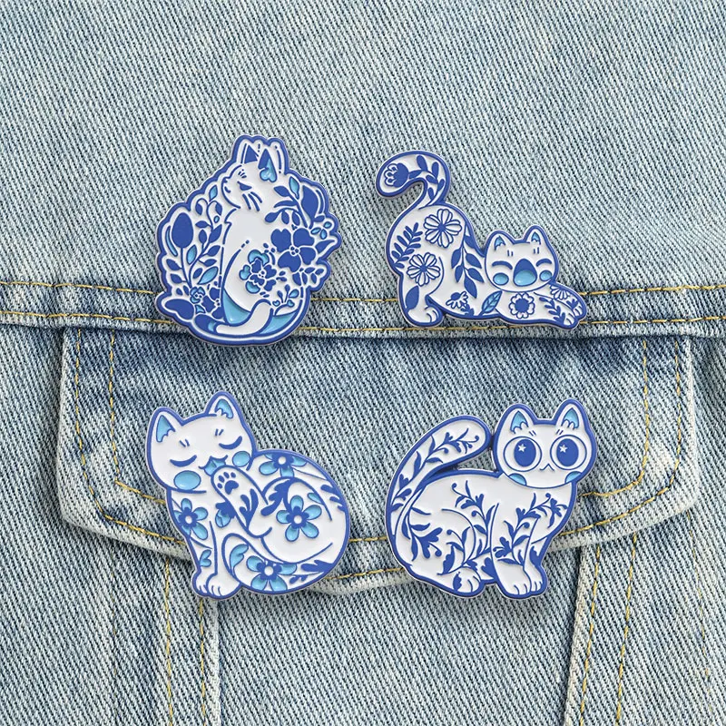 Blau-weiße mediterrane Blumen-Katzen-Emaille-Pin, Cartoon-Retro-Keramik-Kätzchen-Metallbrosche, Taschen-Reversnadel, Schmuckgeschenk für einen Freund – Detail 9