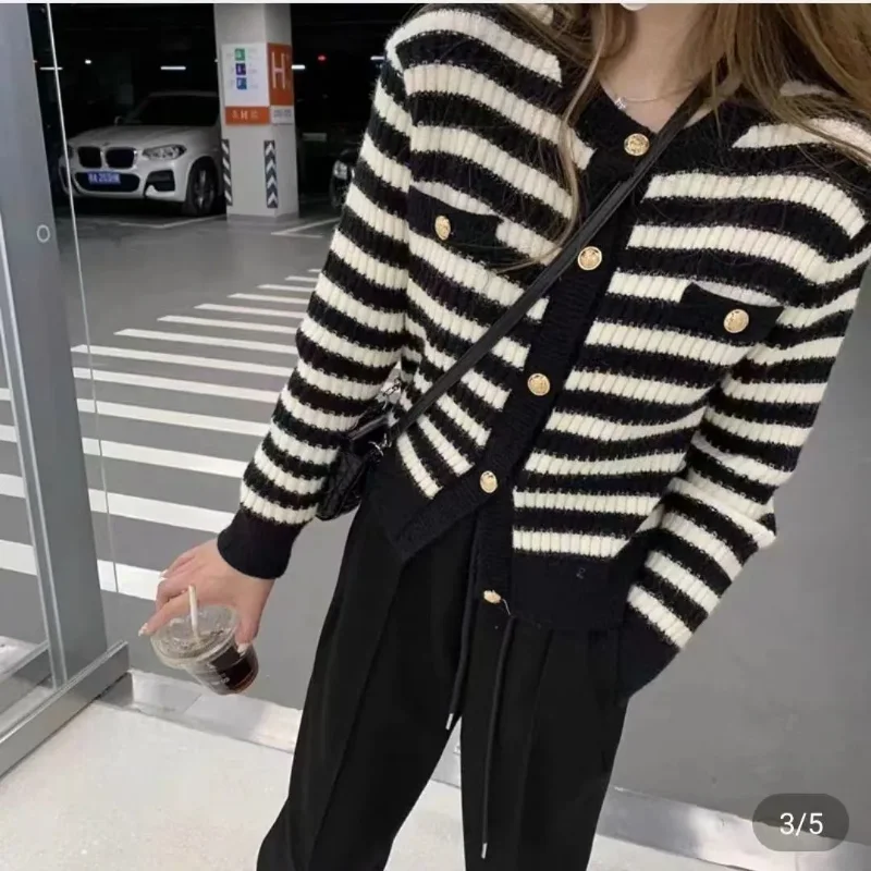 

Новинка 202, женский осенний модный свободный универсальный повседневный вязаный топ с круглым вырезом и пуговицами в полоску с длинными рукавами