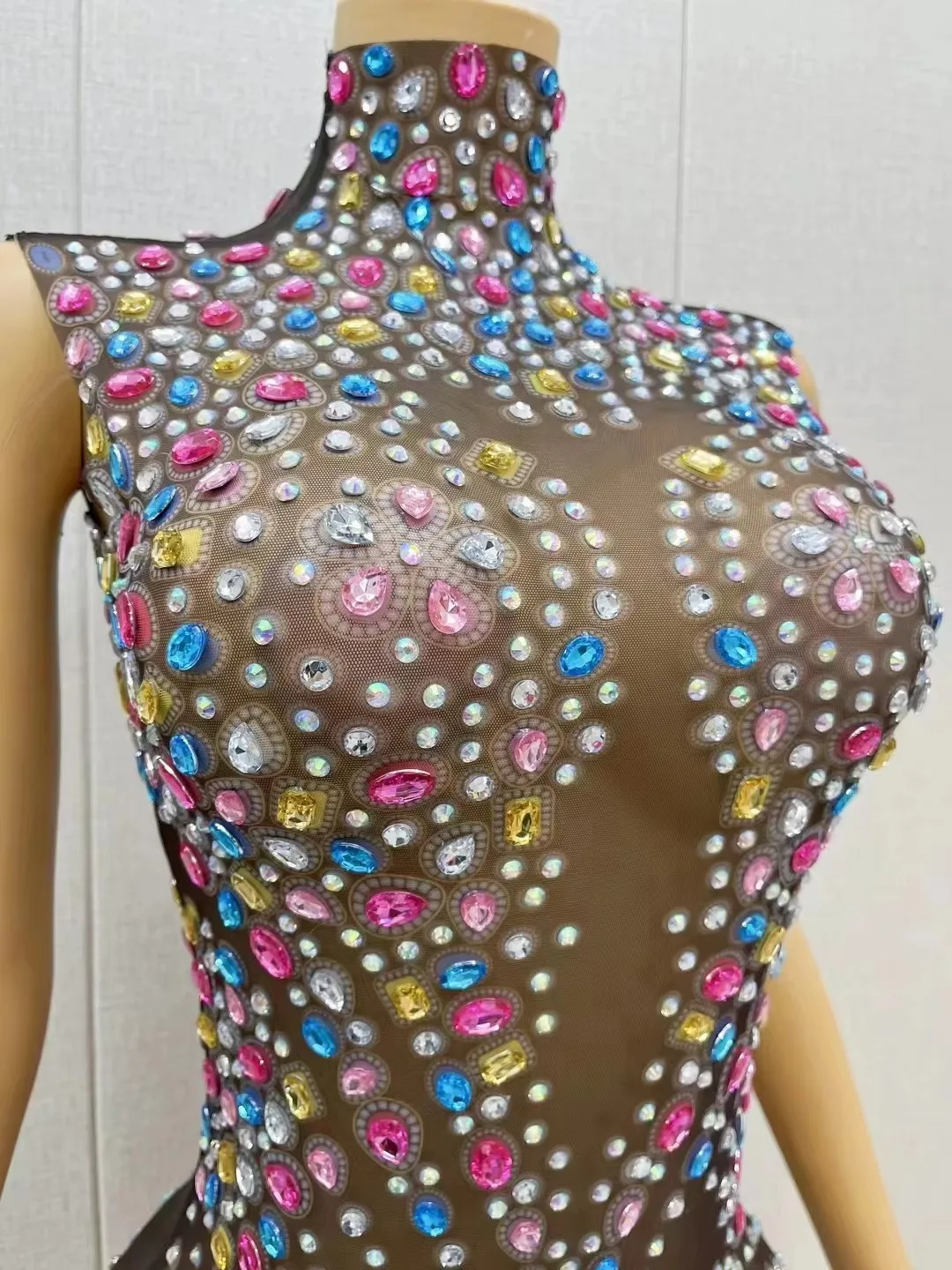 بدلة نسائية مرصعة بأحجار الراين الملونة اللامعة، زي رقص شبكي شفاف مثير لملابس المسرح للراقصة المغنية