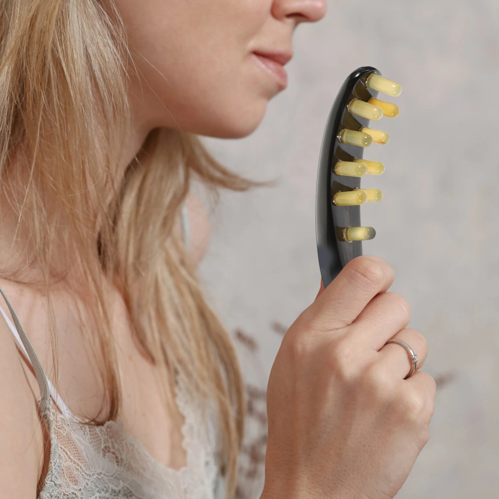 

Premium Massage Brush Gua Sha Comb Scalp Hair Tool Ox Horn Therapy Meridian Back Stick Natural Durable Smooth Handle for Women