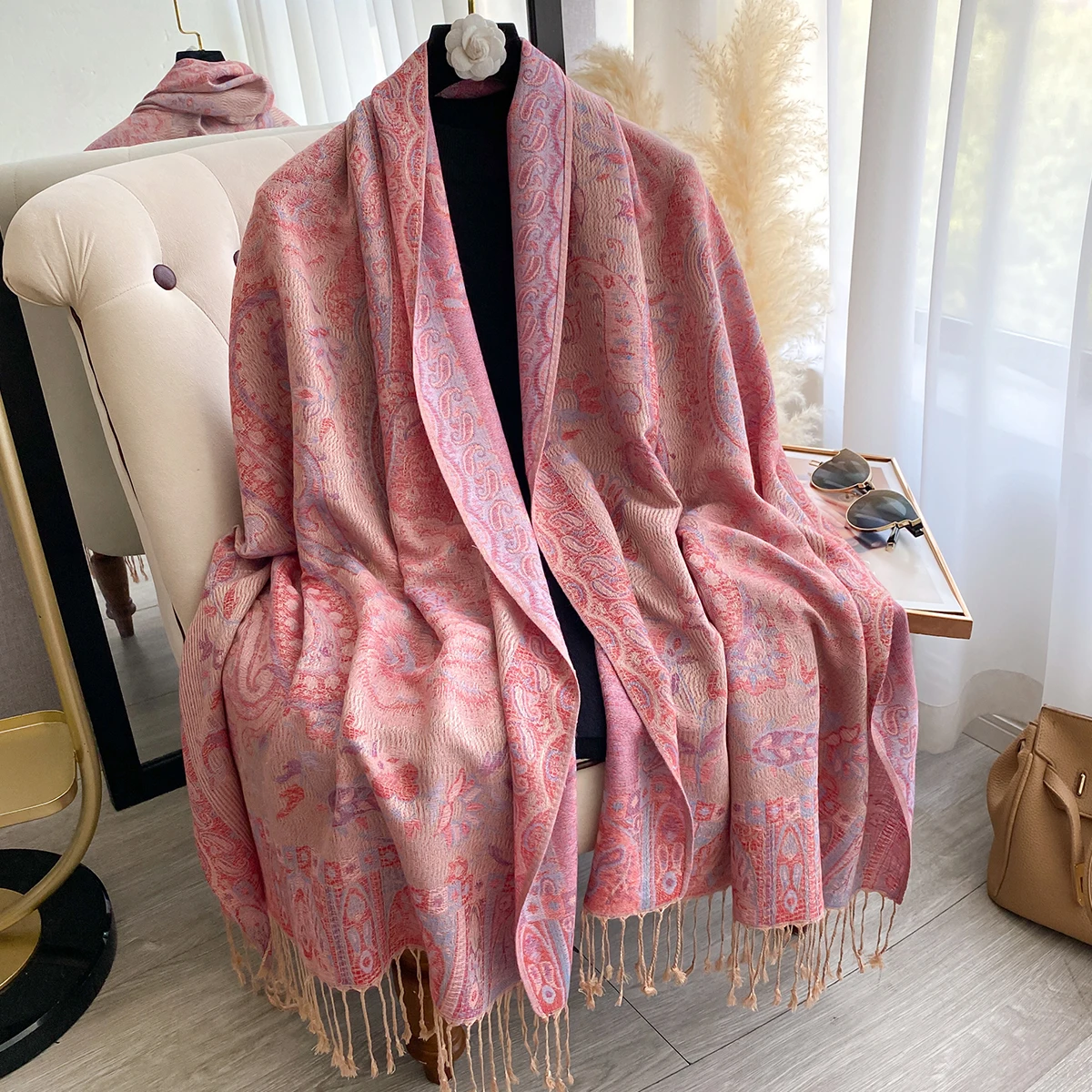 

Роскошный зимний женский кашемировый шарф — шаль с вышивкой и кисточками, массивный головной платок и стильная накидка парео