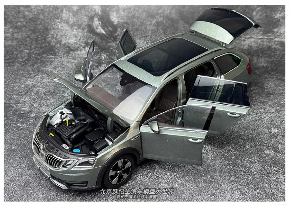 Car Model Diecast 1/18 Scale SKODA OCTAVIA Station Wagon Car Model Alloy SKODA OCTAVIA SUV Vehicle Classic Ornaments