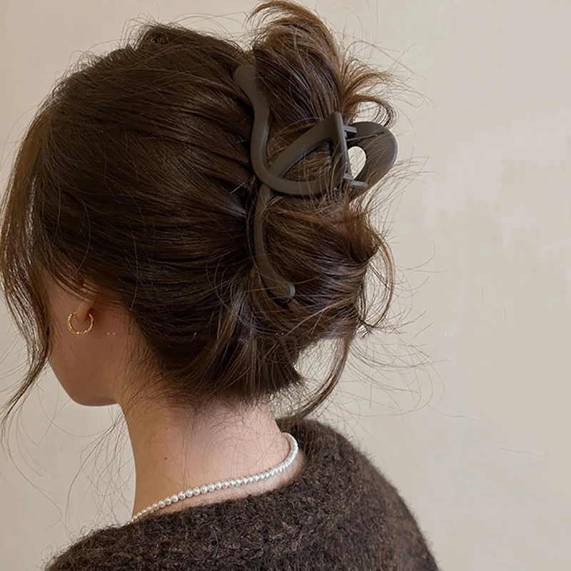 Grandi fermagli per capelli di lusso ondulati smerigliati per le donne clip per artigli capelli spessi colori Soild clip per artigli di granchio accessori per capelli per le donne