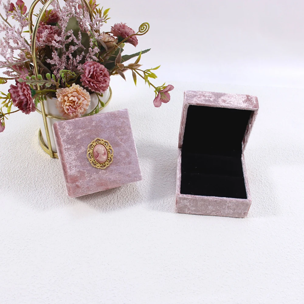 Latest Mini Flip up Portable Earnail Jewelry Box Velvet European Queen Statue Pink Ring Necklace Set Storage Box Gift Box