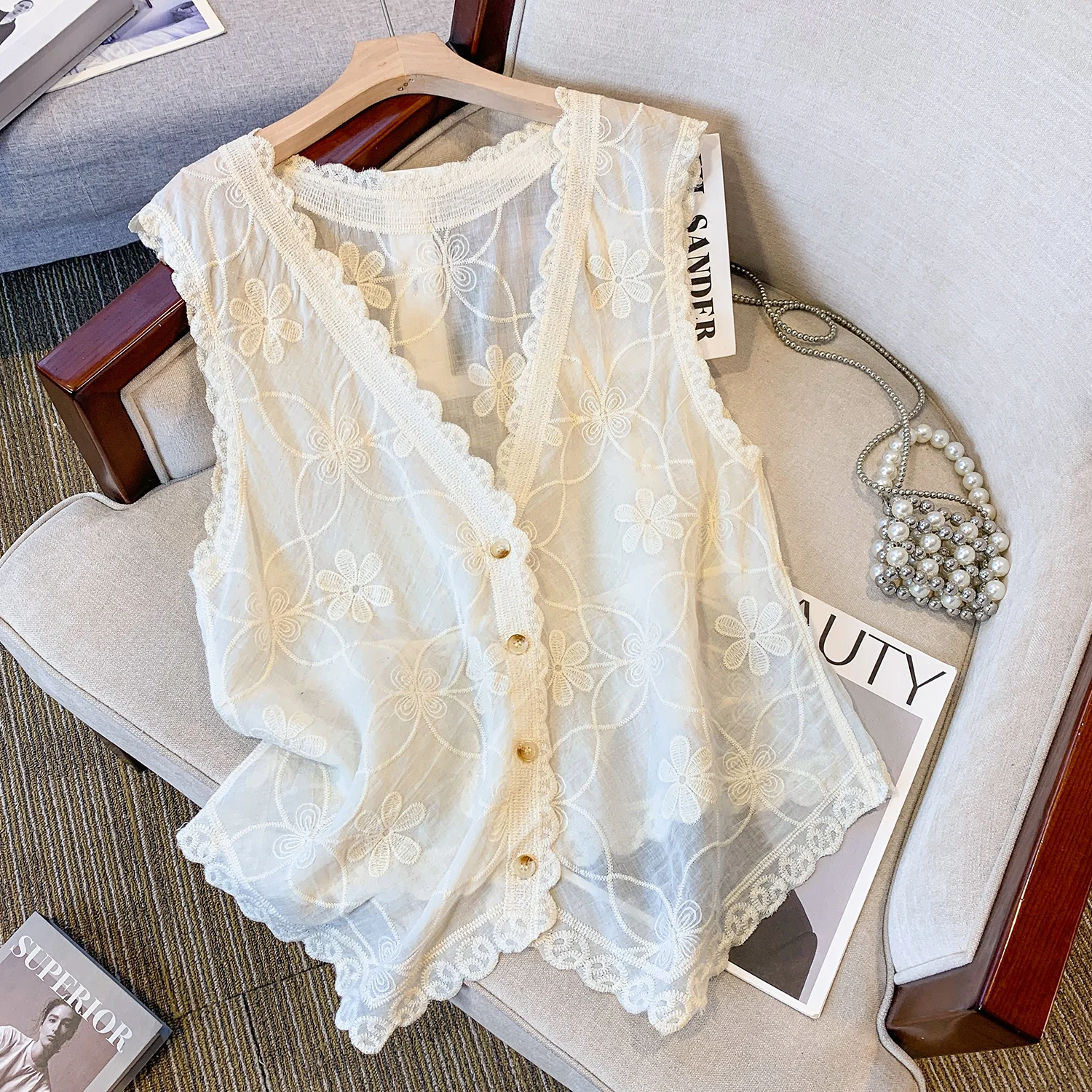 ผู้หญิงดอกไม้เย็บปักถักร้อยผ้าฝ้าย Boho แขนกุดฤดูร้อน Beige สีขาวลําลองหลวม V คอบาง SHEER Tank Top