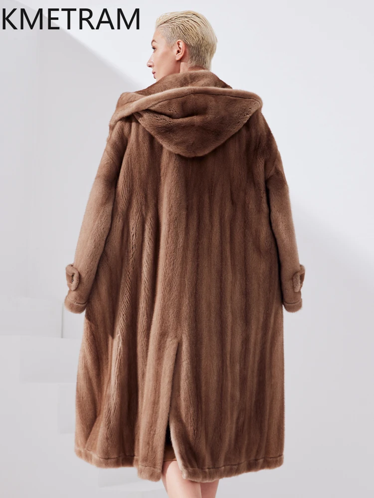 سترة نسائية من فرو المنك الطبيعي لعام 100% معطف فرو حقيقي طويل بني عالي الجودة مع غطاء محرك السيارة معاطف شتوية ملابس نسائية 2025 صولبات نسائية