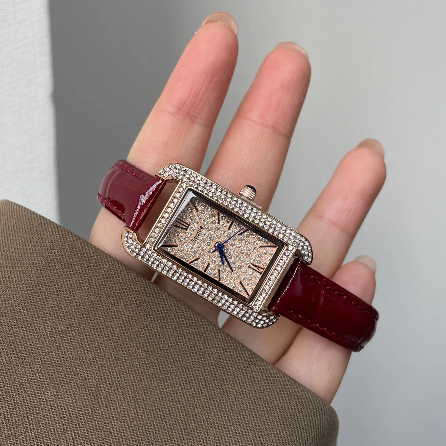 Nieuw damesmerkhorloge, nieuw model 2022, elegant en stijlvol polshorloge met een mooi ontwerp, modieus quartz horloge.